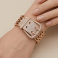 Bracelet manchette boucle de ceinture en or rose 18k pavée de pierres - bijou porté par une mannequin