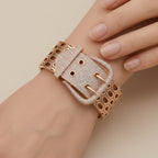Bracelet manchette boucle de ceinture en or rose 18k pavée de pierres - bijou porté par une mannequin