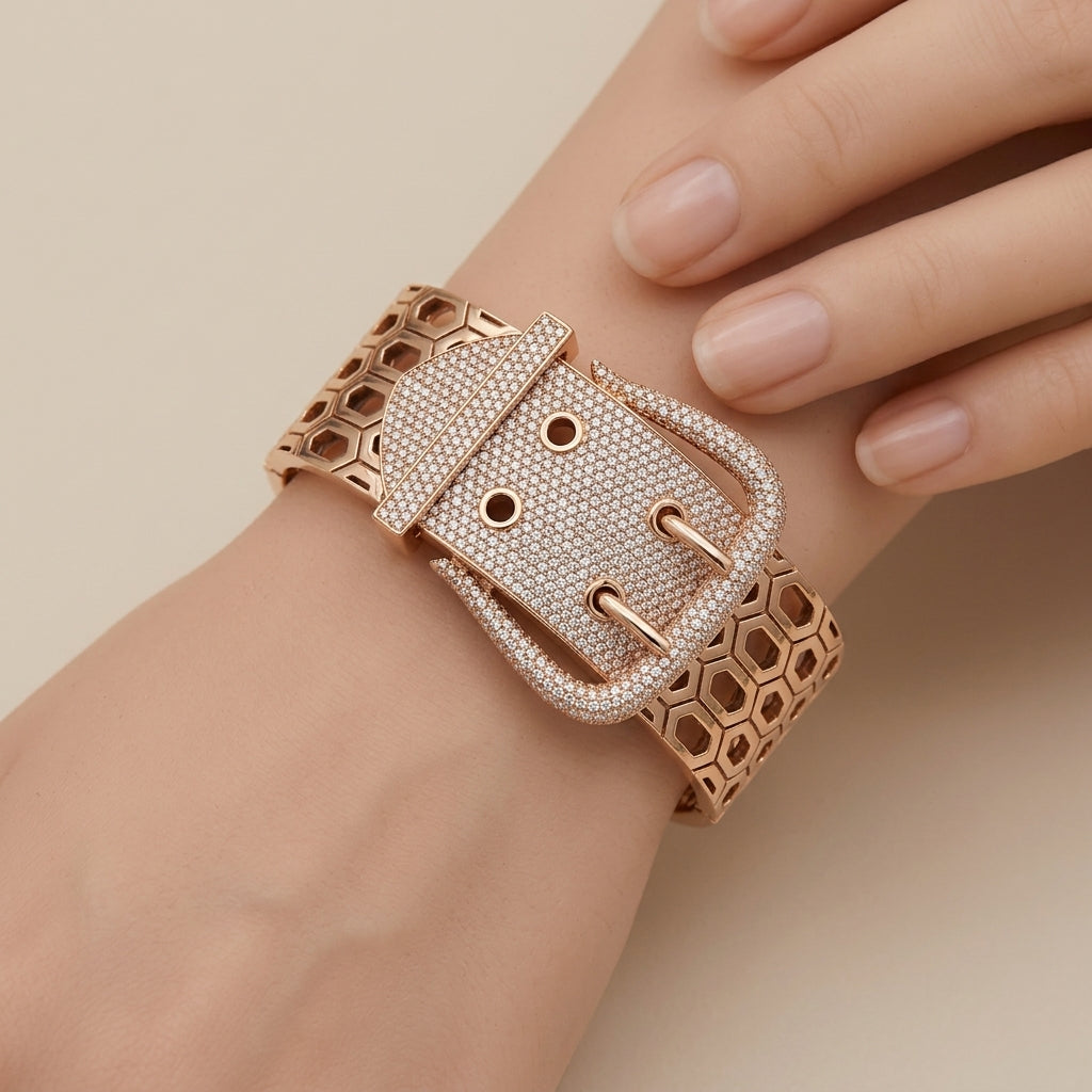 Bracelet manchette boucle de ceinture en or rose 18k pavée de pierres - bijou porté par une mannequin