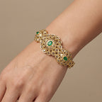 Bracelet jonc beldi rosaces en or jaune 18k serti de pierres, pierres vertes - bijou porté par une mannequin