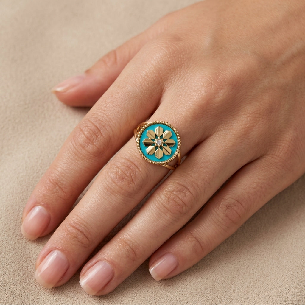 Bague en or jaune 18k fleur émaillée turquoise sertie de pierres - bijou porté par une mannequin