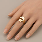Bague en or jaune 18k motif rond ajouré - bijou porté par une mannequin