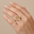 Bague en or jaune 18k motif éventail ajouré - bijou porté par une mannequin