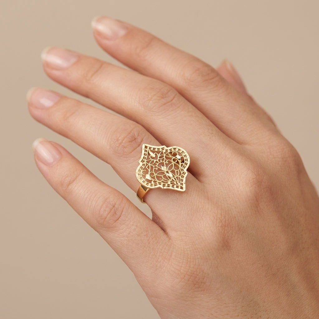 Bague en or jaune 18k motif éventail ajouré - bijou porté par une mannequin