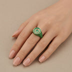 Bague chevalière en or jaune 18k émail vert malachite, pierre sertie - bijou porté par une mannequin