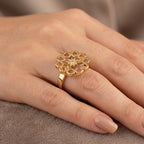 Bague en or rose 18k rosace ajourée sertie de pierres - bijou porté par une mannequin