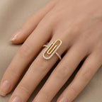 Bague en or jaune 18k motif trombone serti de pierres - bijou porté par une mannequin