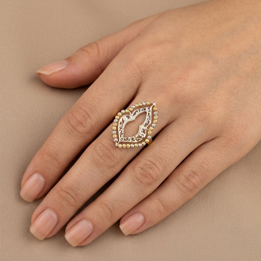 Bague en or jaune 18k cœur ajouré serti, contour boules - bijou porté par une mannequin