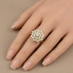 Bague fleur en or jaune 18k pavée de pierres - bijou porté par une mannequin