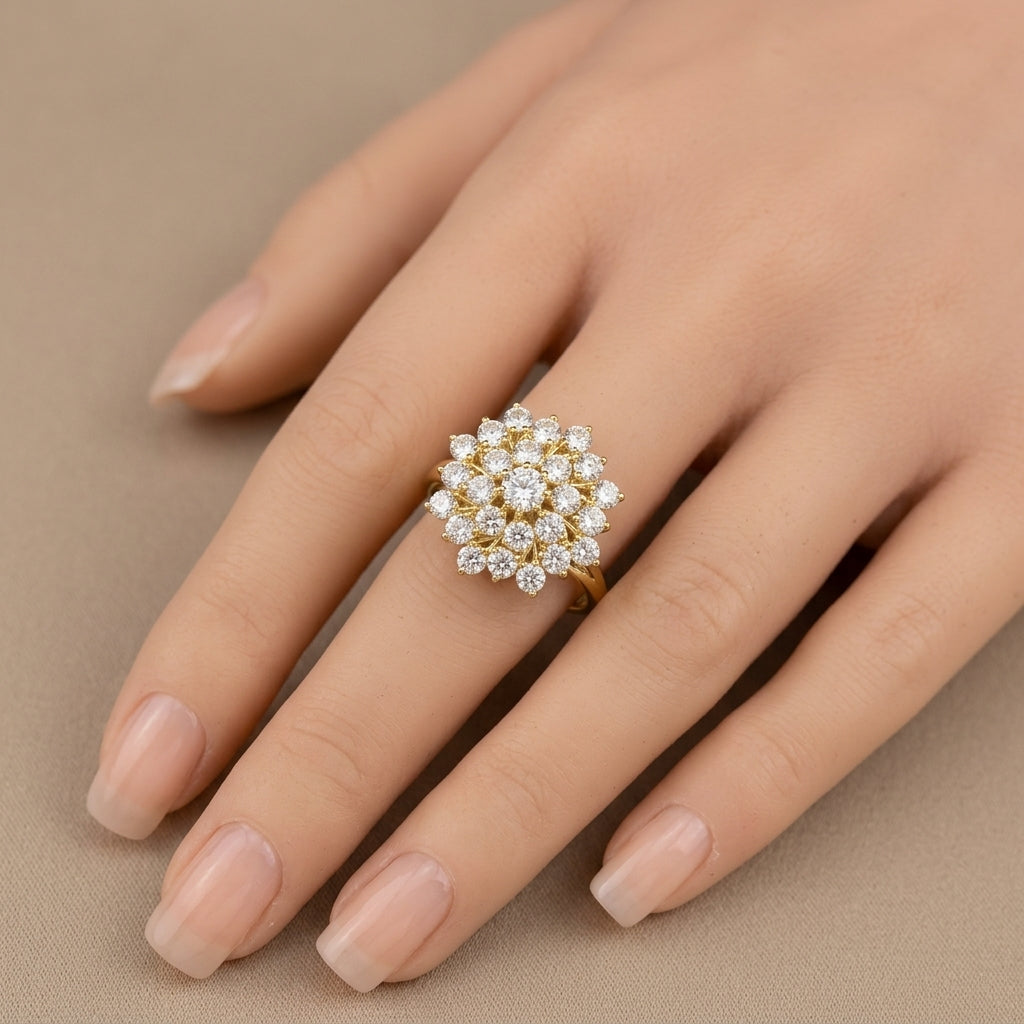 Bague fleur en or jaune 18k pavée de pierres - bijou porté par une mannequin