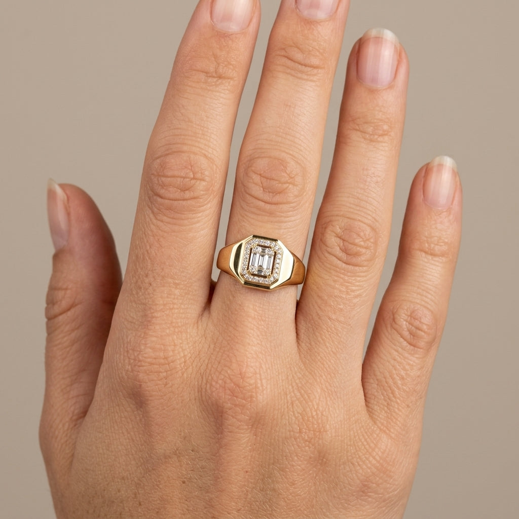 Bague chevalière en or jaune 18k chaton carré serti - bijou porté par une mannequin