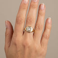 Bague chevalière en or jaune 18k chaton carré serti - bijou porté par une mannequin