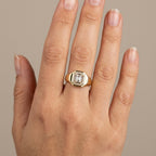 Bague chevalière en or jaune 18k chaton carré serti - bijou porté par une mannequin