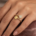 Bague en or jaune 18k trèfle serti, anneau boules - bijou porté par une mannequin