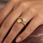 Bague en or jaune 18k trèfle serti, anneau boules - bijou porté par une mannequin