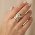 Bague tortue en or jaune 18k sertie de pierres - bijou porté par une mannequin