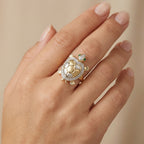 Bague tortue en or jaune 18k sertie de pierres - bijou porté par une mannequin