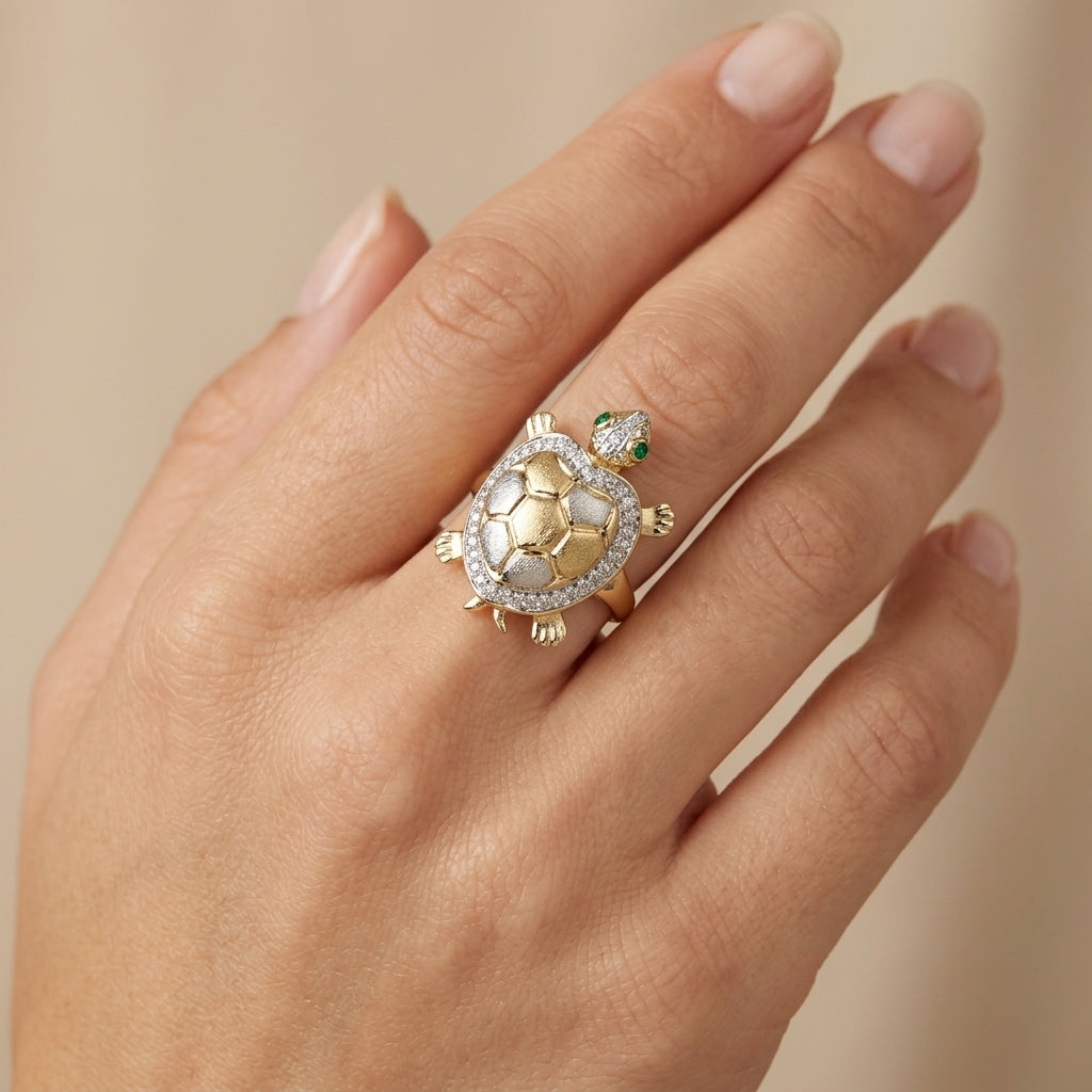 Bague tortue en or jaune 18k sertie de pierres - bijou porté par une mannequin
