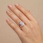 Bague en or rose 18k fleur émaillée violette sertie - bijou porté par une mannequin