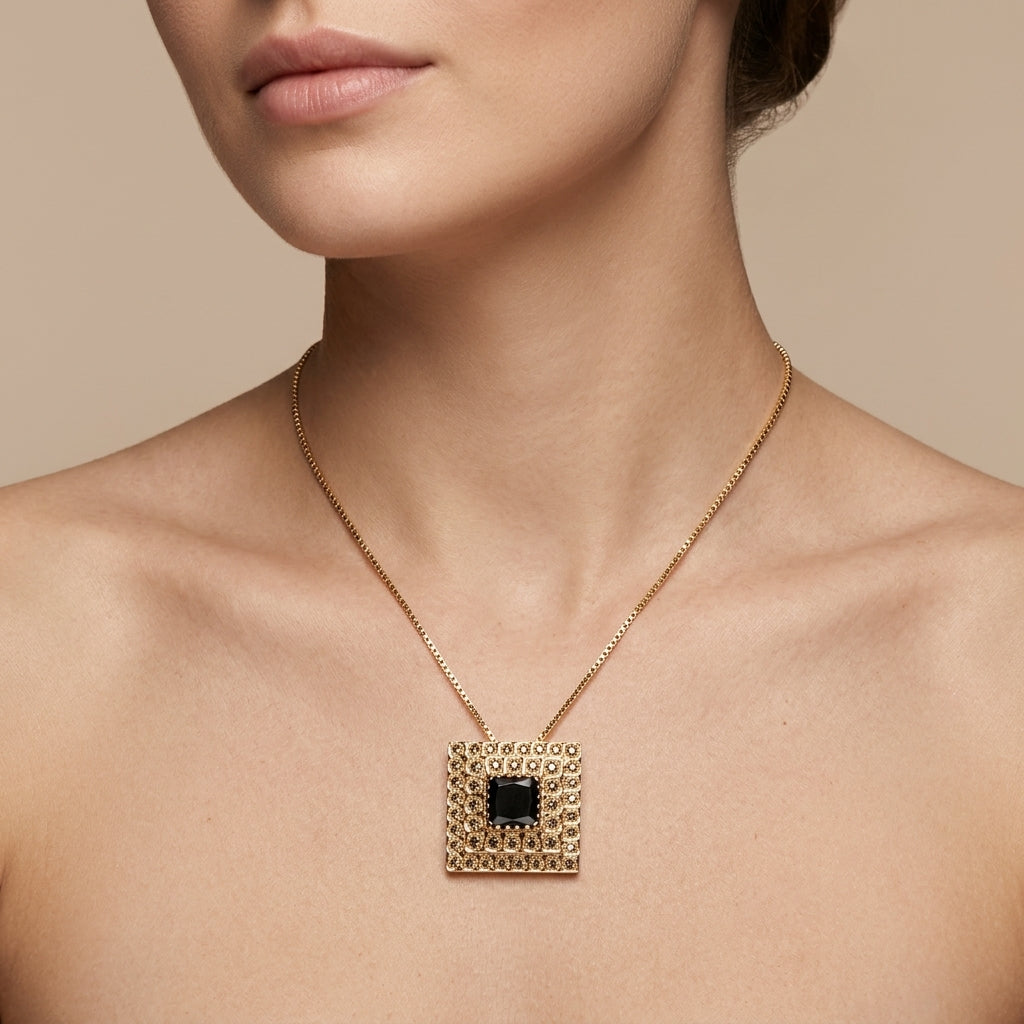Pendentif beldi carré en or rose 18k serti de pierres, pierre foncée centrale - bijou porté par une mannequin