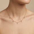 Collier fin en or rose 18k à pampilles - bijou porté par une mannequin