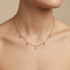 Collier fin en or rose 18k à pampilles - bijou porté par une mannequin