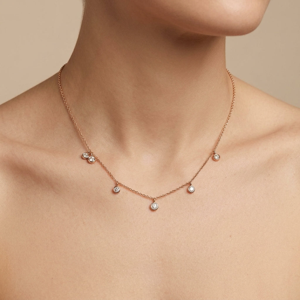 Collier fin en or rose 18k à pampilles - bijou porté par une mannequin