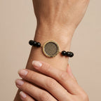 Bracelet homme cordon perles noires médaille ronde en or jaune 18k - bijou porté par une mannequin