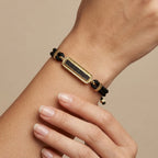 Bracelet homme cordon noir plaque en or jaune 18k pavée de pierres - bijou porté par une mannequin