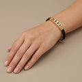 Bracelet homme cordon noir plaques en or jaune 18k serties de pierres - bijou porté par une mannequin