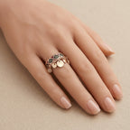 Bague en or rose 18k sertie de pierres multicolores, motif ajouré - bijou porté par une mannequin