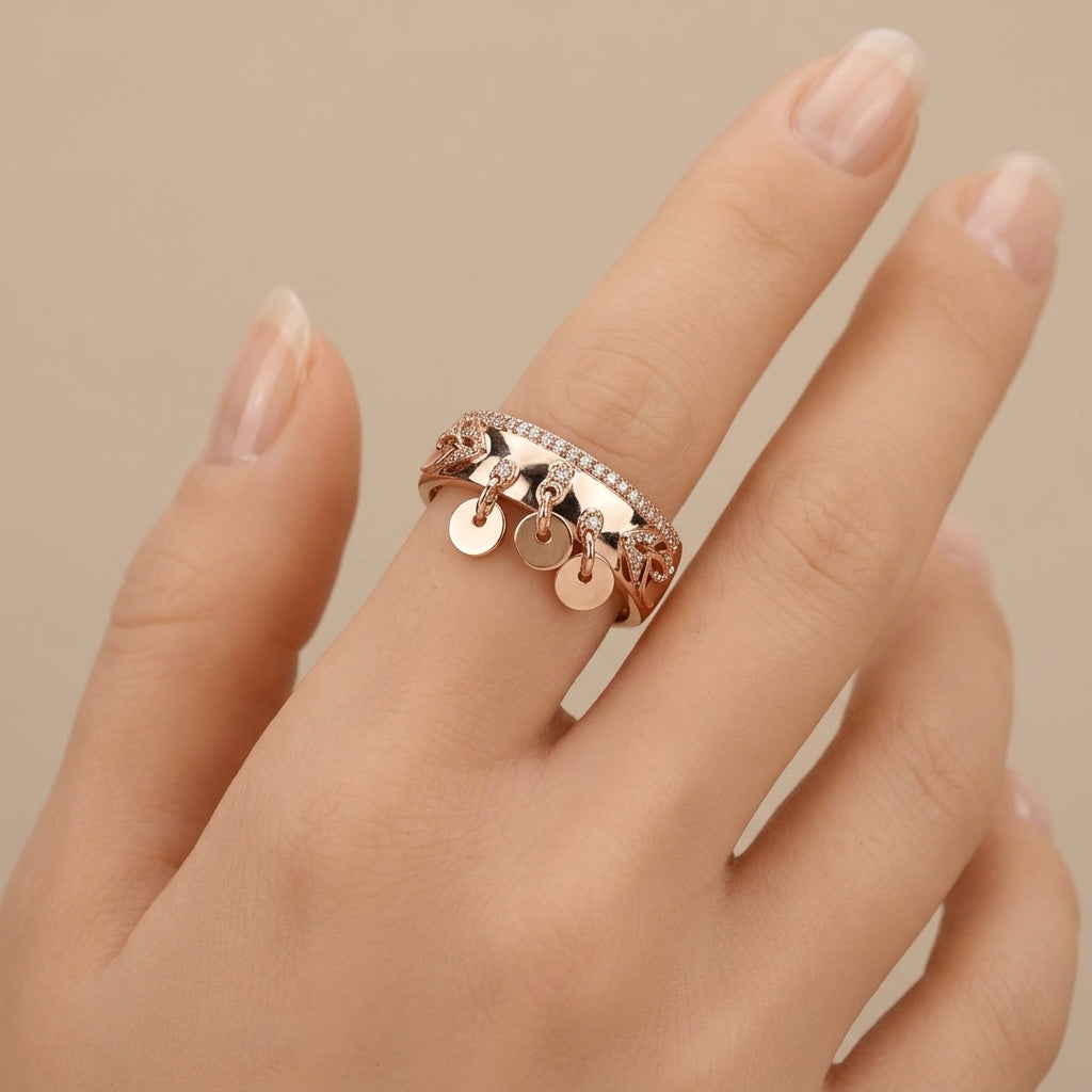 Bague anneau en or rose 18k serti de pierres, motif entrelacé - bijou porté par une mannequin