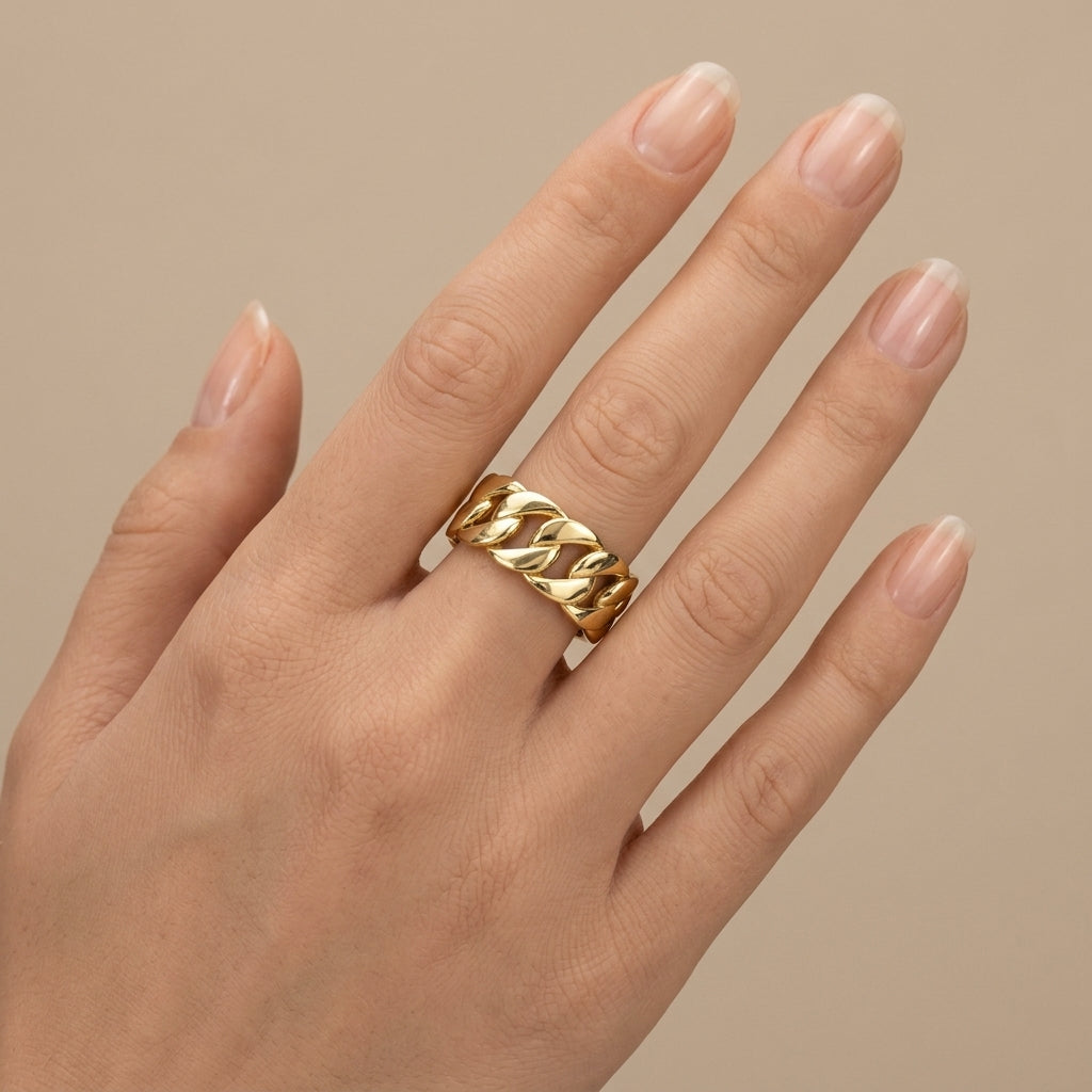 Bague anneau large maille cubaine en or jaune 18k - bijou porté par une mannequin