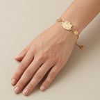 Bracelet chaîne en or jaune 18k motif chaton Kitty et trèfles - bijou porté par une mannequin