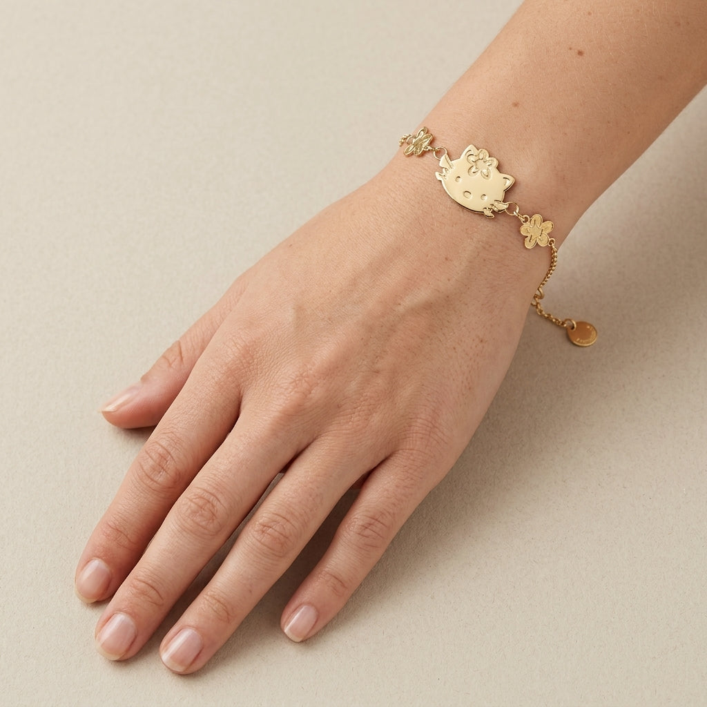Bracelet chaîne en or jaune 18k motif chaton Kitty et trèfles - bijou porté par une mannequin