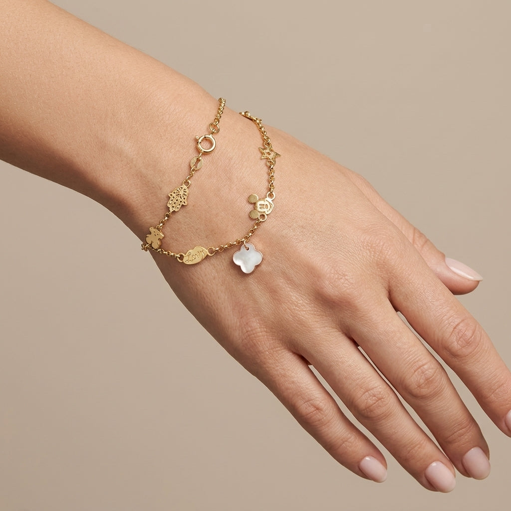 Bracelet chaîne en or jaune 18k breloques Mickey et cœur nacre - bijou porté par une mannequin