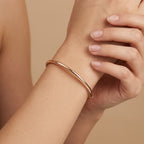 Demlij jonc fin lisse en or rose 18k - bijou porté par une mannequin