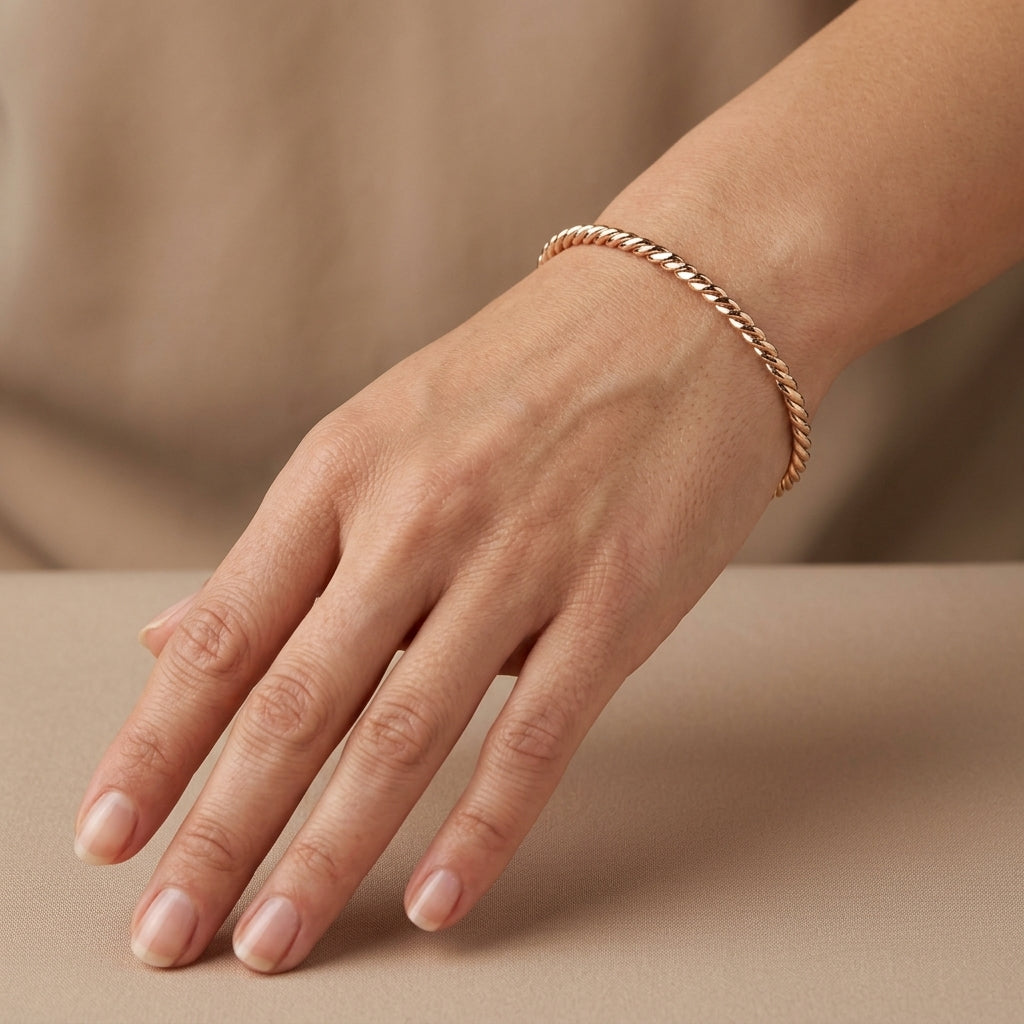 Demlij beldi ciselé en or rose 18k, jonc fin - bijou porté par une mannequin