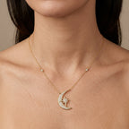 Collier en or jaune 18k pendentif croissant de lune et étoile sertis - bijou porté par une mannequin