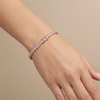 Bracelet rivière en or rose 18k serti de pierres - bijou porté par une mannequin