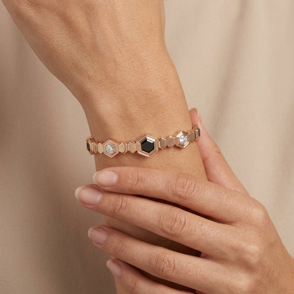 Bracelet jonc en or rose 18k pastilles serties, pierres noires - bijou porté par une mannequin
