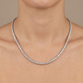 Collier rivière en or blanc 18k serti de pierres - bijou porté par une mannequin