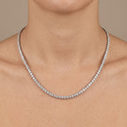 Collier rivière en or blanc 18k serti de pierres - bijou porté par une mannequin