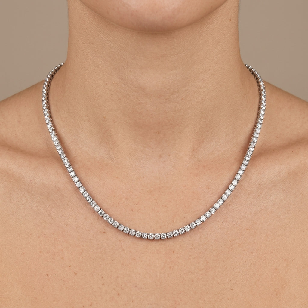 Collier rivière en or blanc 18k serti de pierres - bijou porté par une mannequin