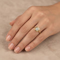 Bague solitaire fine en or jaune 18k - bijou porté par une mannequin