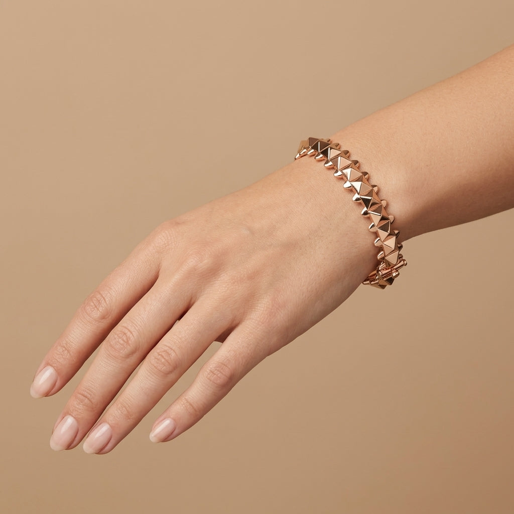 Bracelet jonc clouté en or rose 18k, motif clash - bijou porté par une mannequin