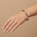 Bracelet jonc clouté en or rose 18k, motif clash - bijou porté par une mannequin