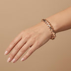 Bracelet jonc clouté en or rose 18k, motif clash - bijou porté par une mannequin