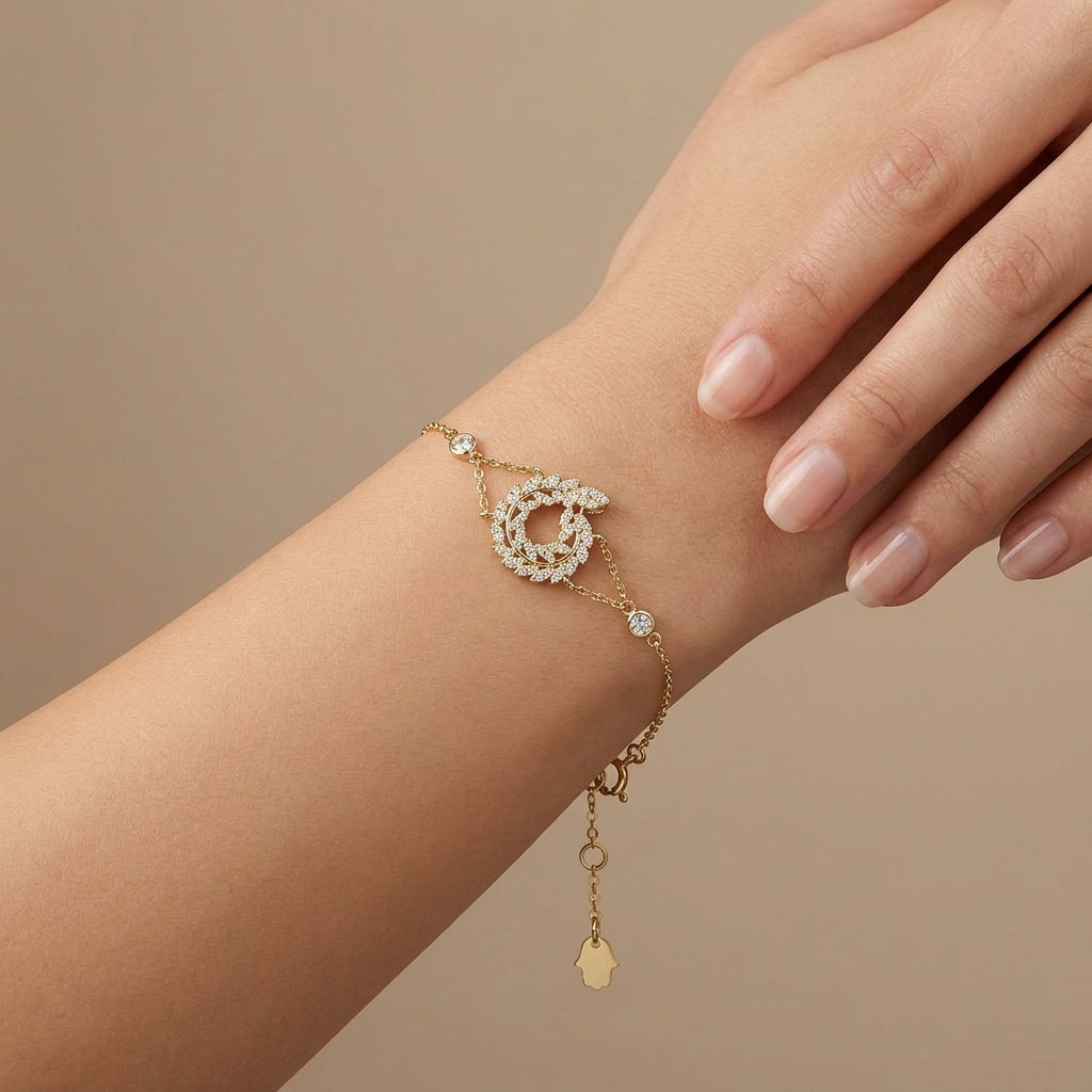 Bracelet chaîne en or jaune 18k motif rond serti de pierres - bijou porté par une mannequin