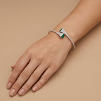 Bracelet jonc en or blanc 18k serti de pierres, pierre verte, motif serpent - bijou porté par une mannequin